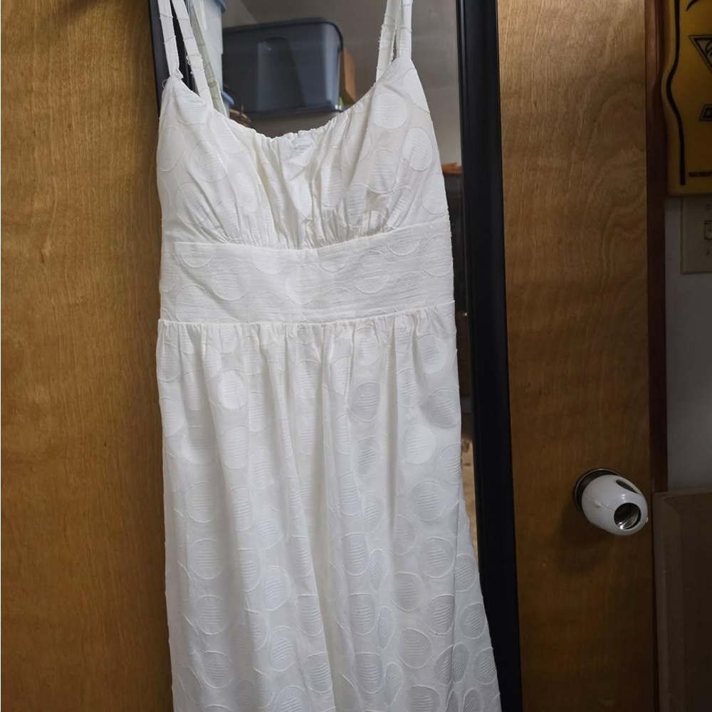 Elegant White Sleeveless Dress